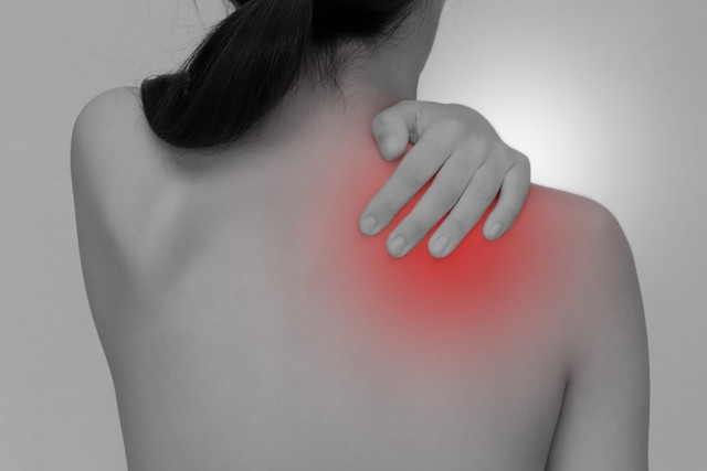 背中の真ん中が痛い原因と治療