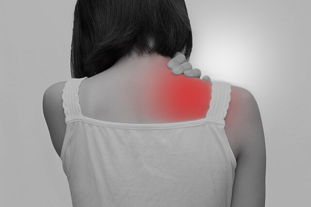 肩甲骨の痛みの原因と症状